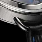 Protruding from the outer case, the wire lugs are inspired by the bike’s exhaust pipes and integrated in the outer case frame, providing a striking contrast of metal finishings between the vertically brushed case and polished lugs