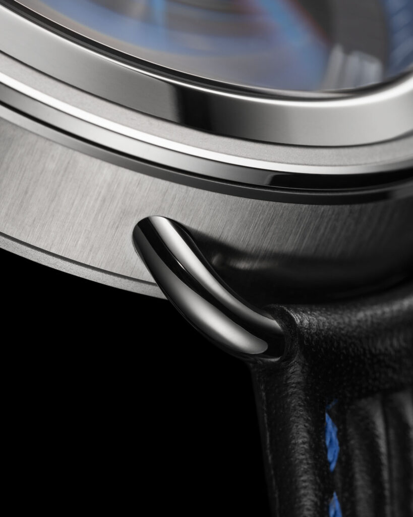 Protruding from the outer case, the wire lugs are inspired by the bike’s exhaust pipes and integrated in the outer case frame, providing a striking contrast of metal finishings between the vertically brushed case and polished lugs